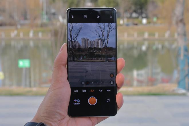 喜欢拍照的你新机不知道怎么选?2024这几款年度旗舰不可错过!(图2) 喜欢拍照的你新机不知道怎么选?2024这几款年度旗舰不可错过!(图2)