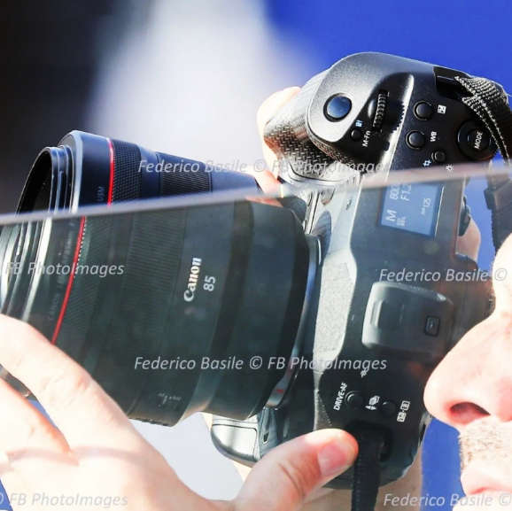 佳能EOS R1真机谍照曝光全新旗舰相星空体育官网·app机即将在2024年震撼登场(图3) 佳能EOS R1真机谍照曝光全新旗舰相星空体育官网·app机即将在2024年震撼登场(图3)