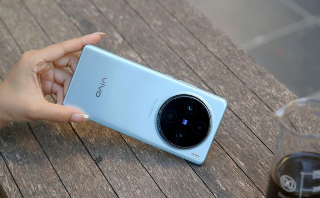 星空体育平台·app专业级摄影！2024年拍照媲美微单的3款旗舰手机给你单反的体验(图5)