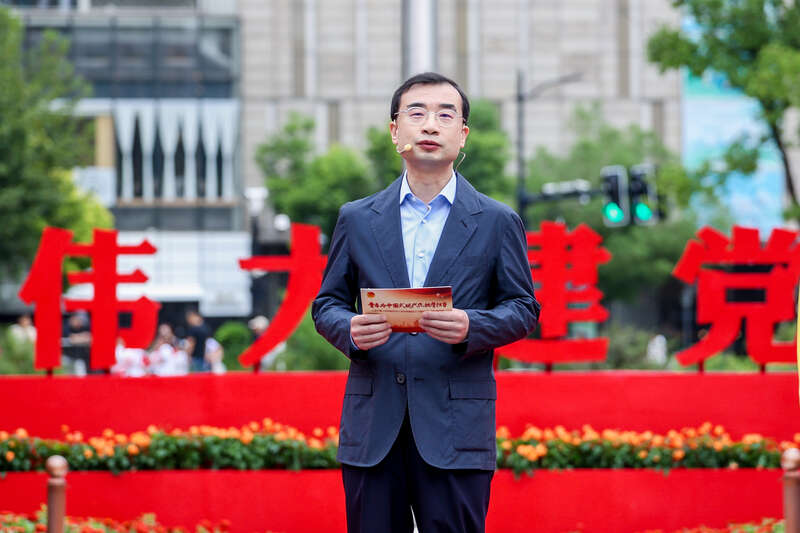 星空中国体育网站上海多地今日举行升旗仪式国旗设计者之孙讲述爷爷的故事(图3)