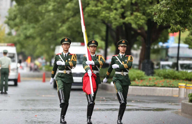 星空中国体育网站上海多地今日举行升旗仪式国旗设计者之孙讲述爷爷的故事(图6)