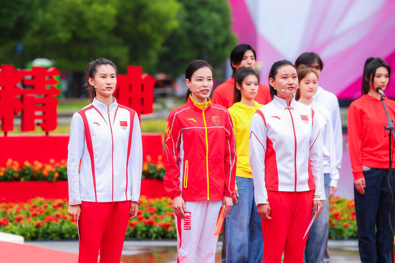 星空中国体育网站上海多地今日举行升旗仪式国旗设计者之孙讲述爷爷的故事(图4)