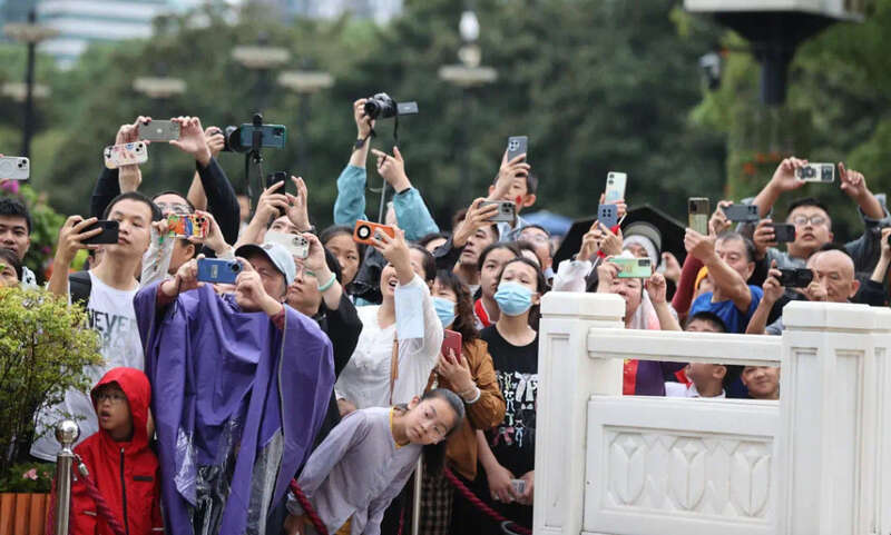 星空中国体育网站上海多地今日举行升旗仪式国旗设计者之孙讲述爷爷的故事(图5)