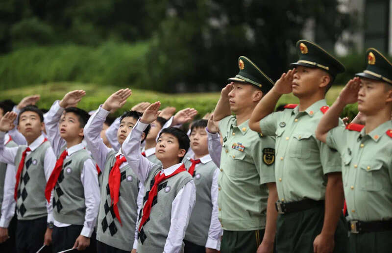 星空中国体育网站上海多地今日举行升旗仪式国旗设计者之孙讲述爷爷的故事(图8)