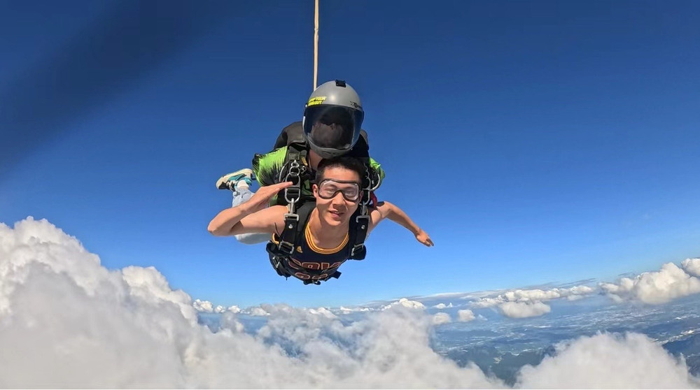 网传很赚钱冲上热搜的跳伞教练 是一份怎样的工作？(图2)