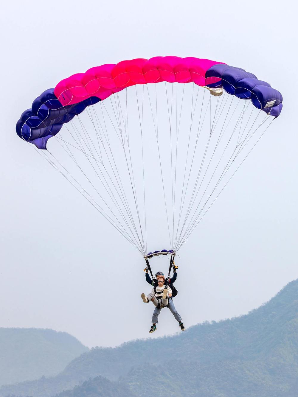 网传很赚钱冲上热搜的跳伞教练 是一份怎样的工作？(图3)