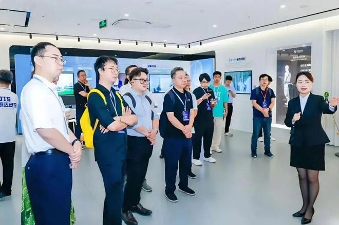 星烁充电机器人斩获2025 AI Expo“产品创新奖”(图4)