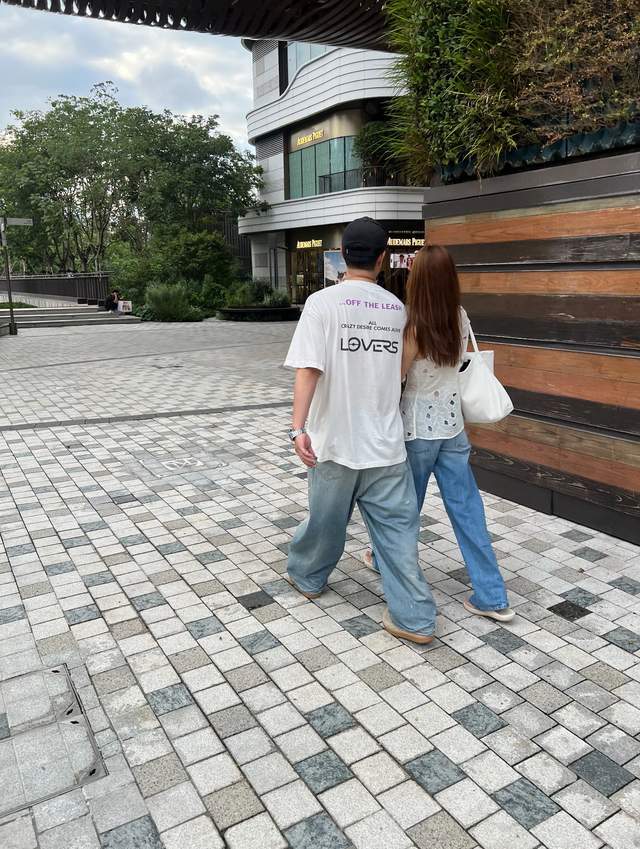 陈赫夫妇在上海逛街手挽手头贴头聊天说说笑笑好恩爱还像热恋(图3)