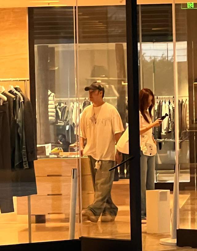 陈赫夫妇在上海逛街手挽手头贴头聊天说说笑笑好恩爱还像热恋(图2)