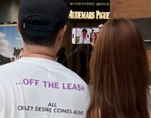 陈赫夫妇在上海逛街手挽手头贴头聊天说说笑笑好恩爱还像热恋(图4)