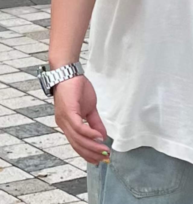 陈赫夫妇在上海逛街手挽手头贴头聊天说说笑笑好恩爱还像热恋(图5)