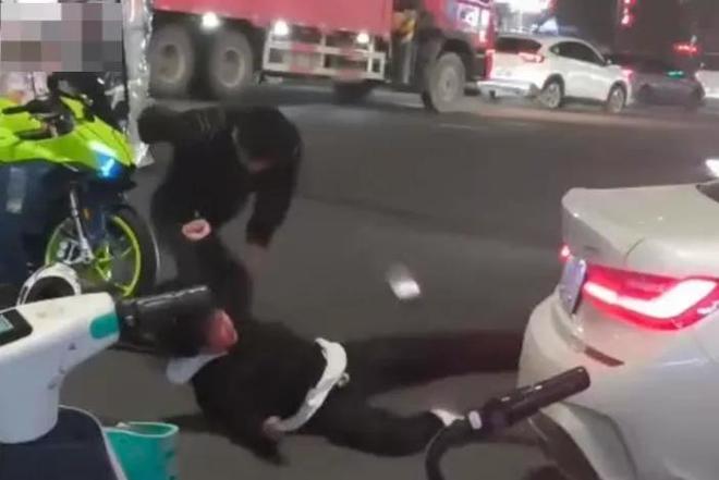 男子称骑摩托险被变道轿车撞上上前争执引口角遭对方打翻在地;当地警方:已立案调查(图2) 男子称骑摩托险被变道轿车撞上上前争执引口角遭对方打翻在地;当地警方:已立案调查(图2)