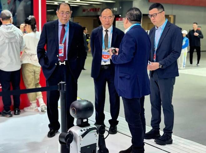 阿加犀亮相2025数智科技生态大会以端侧AI赋能产业协同(图5) 阿加犀亮相2025数智科技生态大会以端侧AI赋能产业协同(图5)